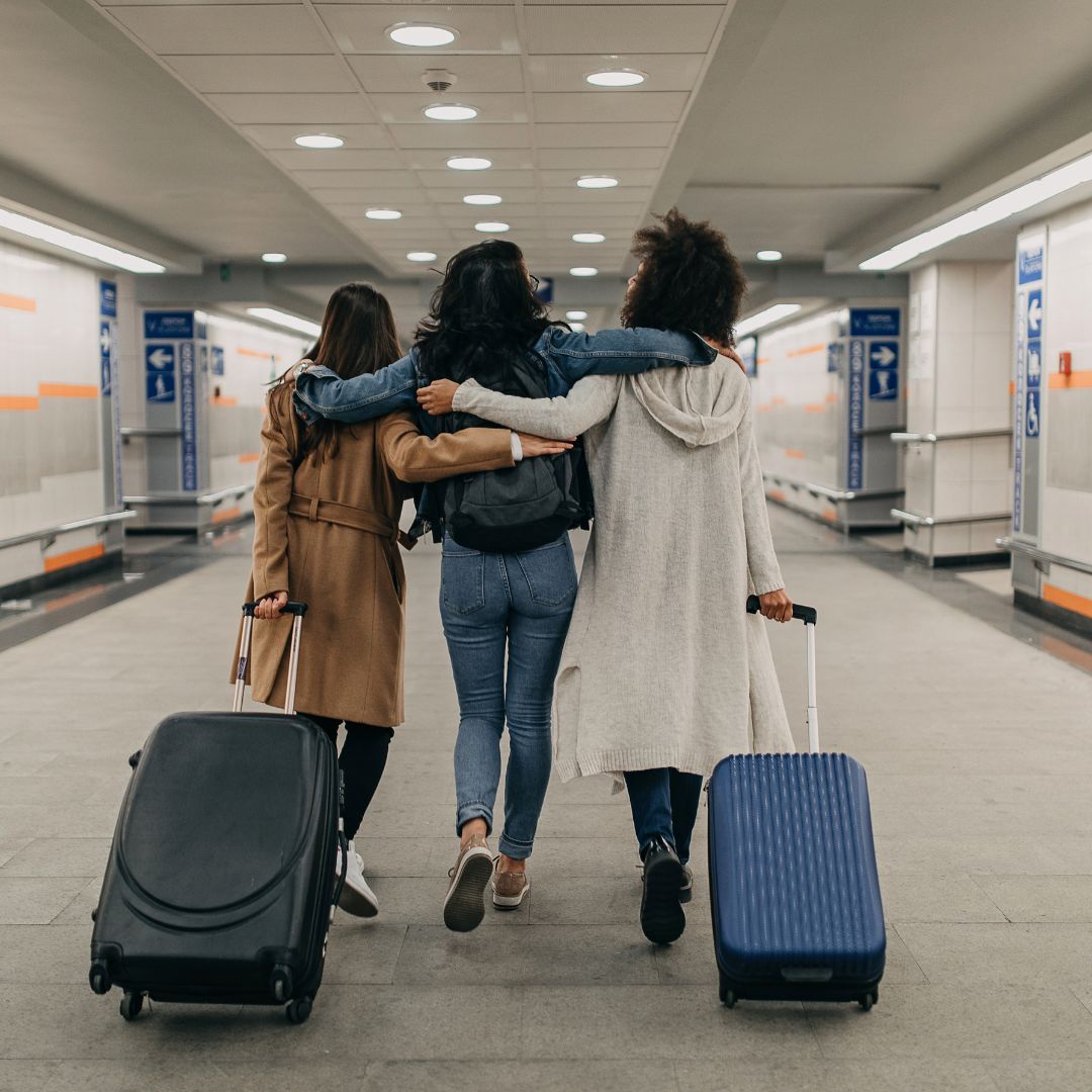 friends with suitcases travel together